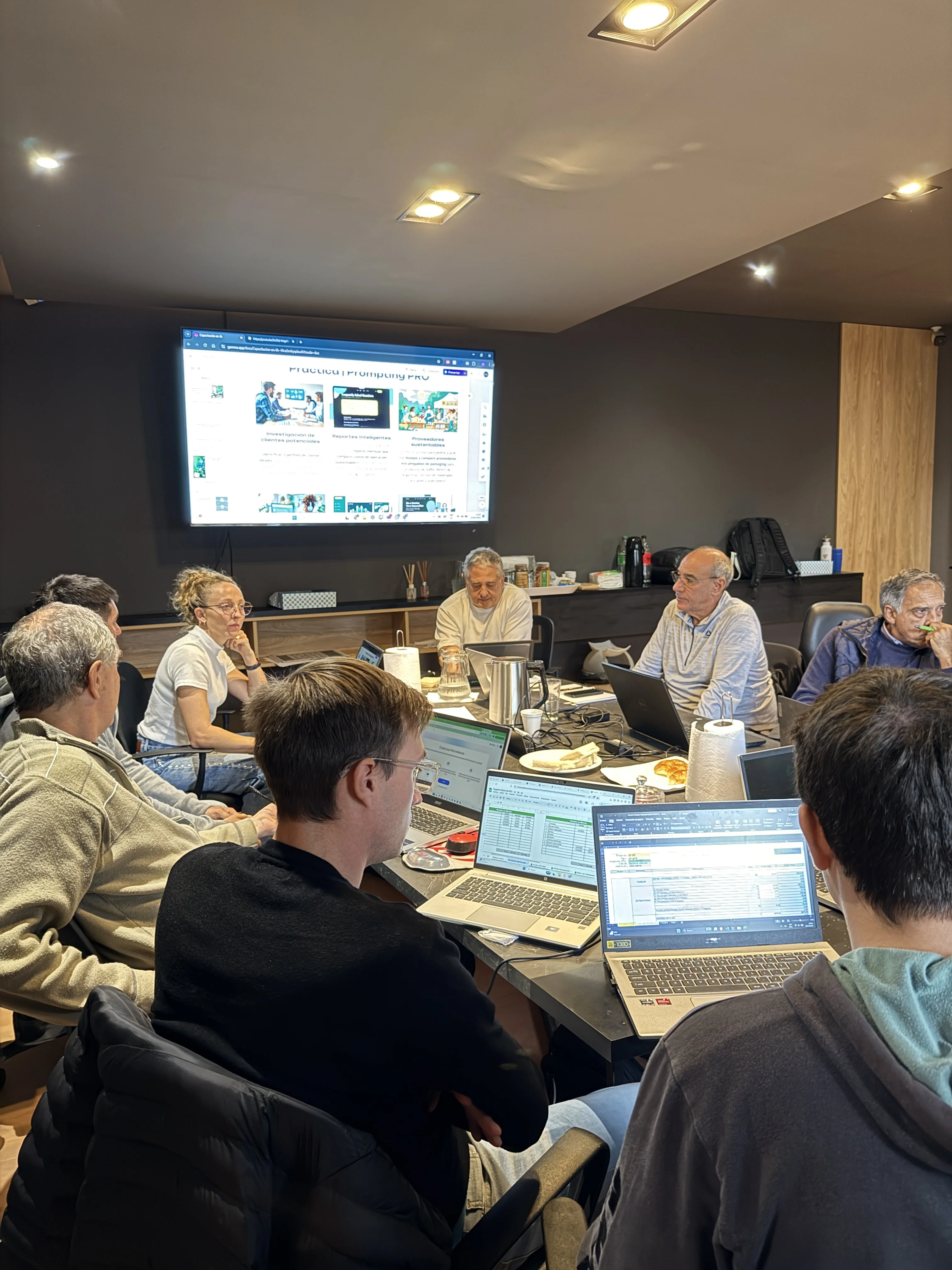 Equipo en acción durante la capacitación